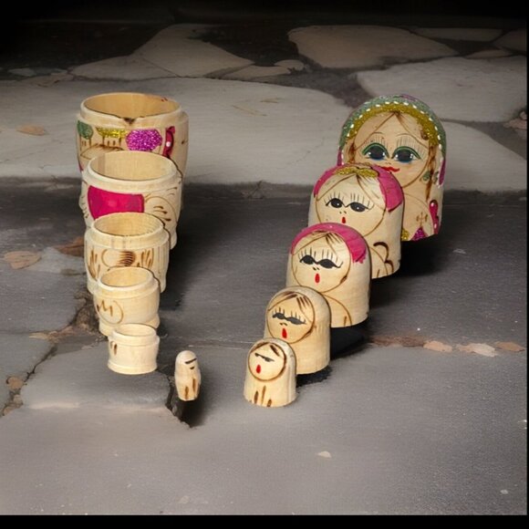 Vintage Russian Matryoshka Nesting Doll Set Hand-Painted Wood Folk Art 6 Piece C - Picture 3 of 16